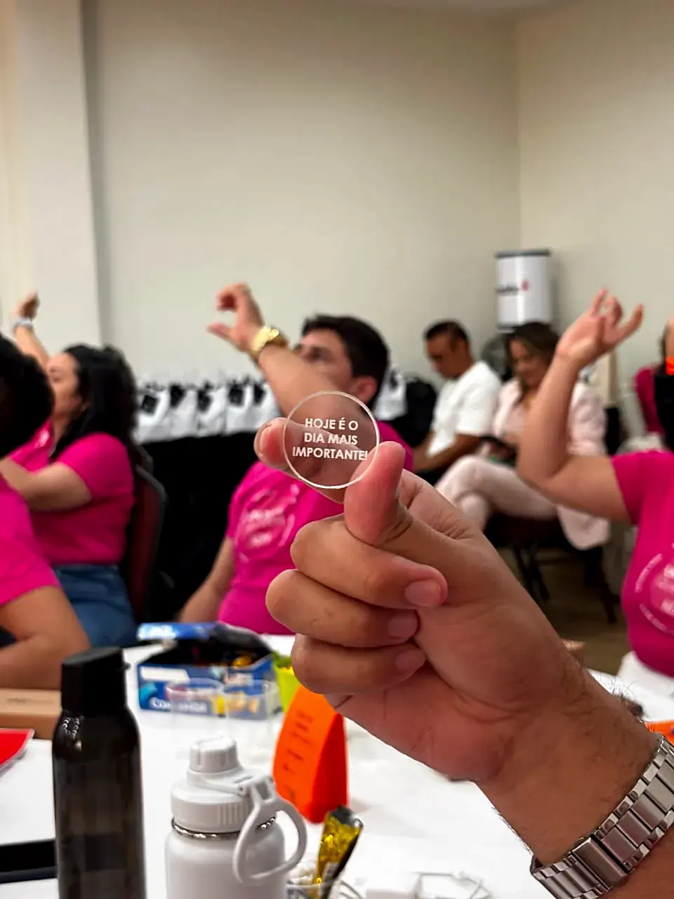 Participante segurando peça com a frase Hoje é o dia mais importante em vivência da Encantaria