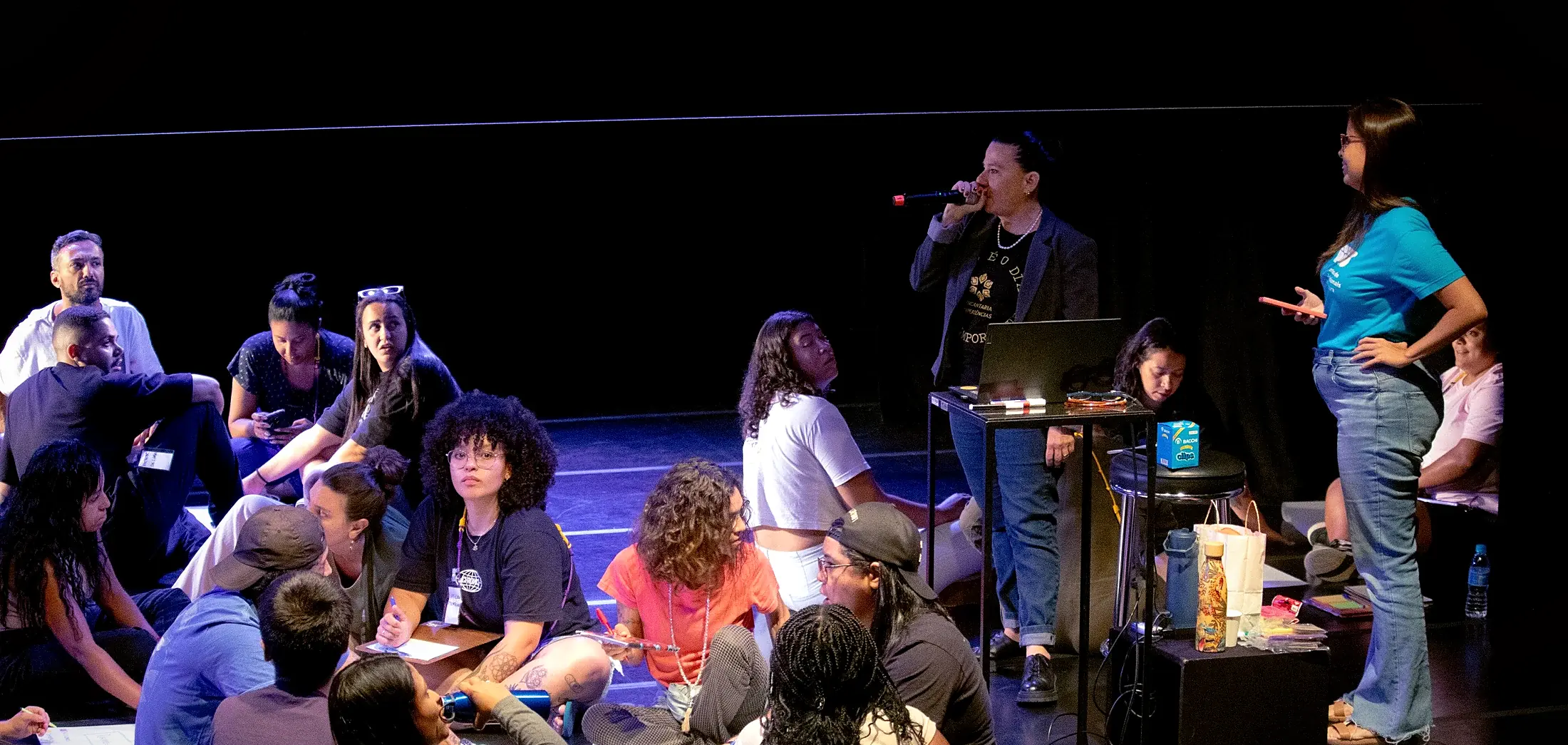 Ana Karine interagindo com a equipe durante dinâmica em grupo de uma vivência da Encantaria